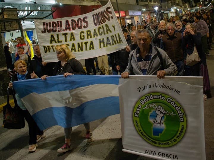 Jubilados y pensionados se movilizaron en Alta Gracia, en defensa de sus derechos